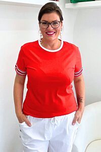 Červené tričko s pruhovaným lemem